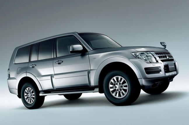 Pajero 2015 tiếp tục sử dụng động cơ xăng V6 dung tích 3 lít cho công suất tối đa 176 mã lực, mô-men xoắn cực đại 193 lb-ft hoặc động cơ diesel 4 xi-lanh dung tích 3,2 lít, tăng áp cho công suất suất tối đa 188 mã lực và mô-men xoắn cực đại 325 lb-ft.