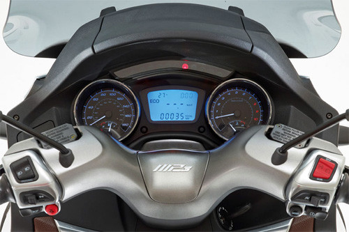 Giao diện đa phương tiện của Piaggio cho phép kết nối với điện thoại thông minh, hiển thị bản đồ, lộ trình và nhiệt độ ngoài trời.