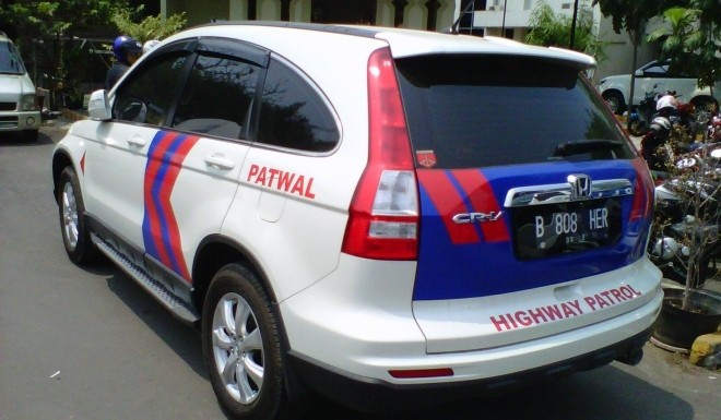 Honda CR-V là mẫu SUV cỡ nhỏ sử dụng động cơ 2.0 lít truyền động qua hộp số 5 cấp. Giá mỗi chiếc xe này tại Việt Nam hơn 1 tỷ đồng. Cảnh sát Indonesia đã mạnh dạn đầu tư mẫu xe này nhằm áp giải trọng phạm và tuần tra trên đường cao tốc.