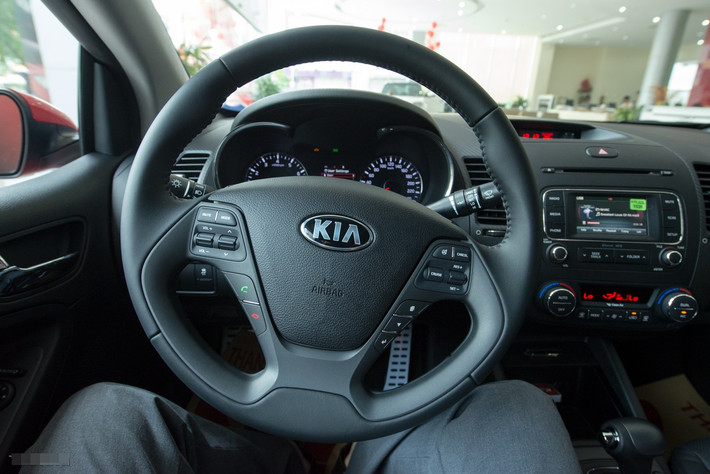 Vô lăng lớn thuận tiện cho người lái. Giá bán của Kia Cerato Koup tại Việt Nam dự kiến là 860 triệu đồng.