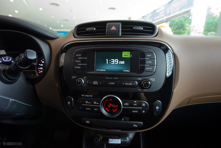 Bảng đồng hồ điện tử với đồ họa 3D đẹp mắt. Giá dự kiến của Kia Soul 2014 bản không có cửa sổ trời là 800 triệu đồng và bản có cửa sổ trời panaromic là 825 triệu.