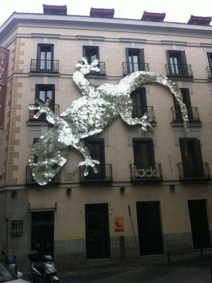 Ngôi nhà được trang trí bằng hình chú tắc kè lấp lánh ánh bạc tại thủ đô Madrid, Tây Ban Nha.