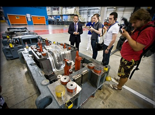 Không chỉ sản xuất, nhà máy còn thường xuyên tổ chức các cuộc họp báo giới thiệu sản phẩm mới cũng như mời các phóng viên tham quan quanh xưởng chế tạo.