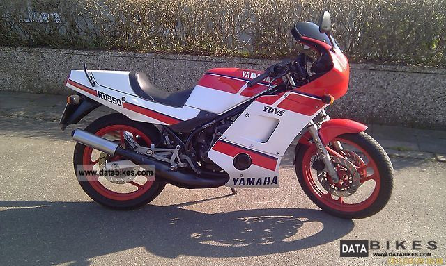 Còn đây là phiên bản chuẩn của Yamaha RD350 đời 1987 trước khi được độ lại.