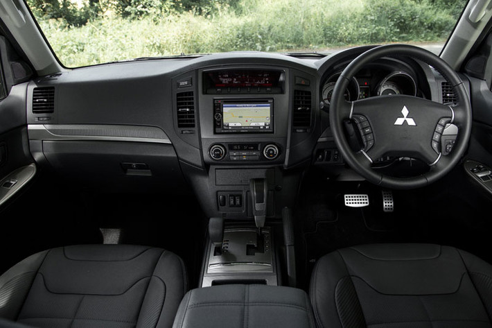 Mitsubishi Shogun Barbarian thiết kế tay lái phải dành cho các nước đi đường ngược, màn hình hiển thị các thông số của xe, đầu xe ốp nhựa đen tinh tế.