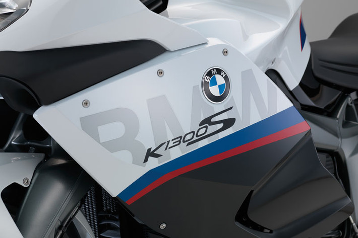 Biểu tượng BMW K 1300 S được in nổi trên thân xe.