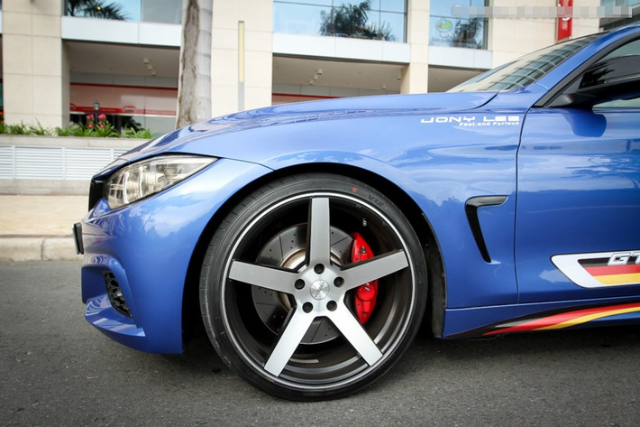 Mâm 18 inch nguyên bản được độ bằng mâm 20 inch Vossen CV3 5 cánh thể thao. Vossen là hãng cung cấp mâm xe hàng đầu thế giới.
