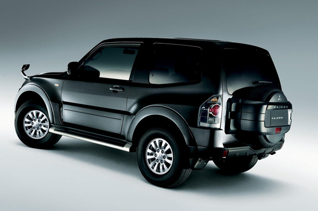 Đuôi xe lắp thêm bánh phụ, một trong những phong cách đặc trưng của dòng SUV Mitsubishi.