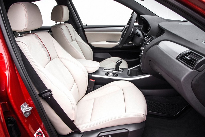 Về nội thất, không có gì phải phàn nàn về BMW X4 mới. Xe trang bị ghế điện tử bọc đệm có khả năng mát xa dành cho lái xe trên những đoạn đường dài.