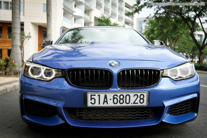 BMW 428i trang bị động cơ 2.0 lít cho công suất cực đại lên đến 245 mã lực tại dải tua máy 5.000 - 6.000 vòng/phút. Đặc biệt, mô-men xoắn cực đại có thể đạt 350 Nm ngay tại dải tua máy thấp 1.250 - 4.800 vòng/phút, qua đó xe có khả năng tăng tốc 0-100 km/h chỉ trong 5,8 giây và vận tốc tối đa 250 km/h.