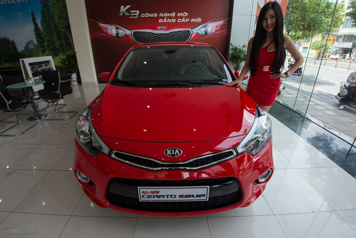 Trong khi đó, Kia Cerato Koup là phiên bản 2 cửa của chiếc compact sedan K3 đang ăn khách tại Việt Nam. Xe có thiết kế cửa sổ nhỏ quan sát điểm mù, bộ đèn sau được thiết kế lại và phần đuôi có thêm tấm ốp hướng gió (rear diffuser) giúp dáng xe thể thao hơn. Lưới tản nhiệt trước có kiểu dáng mũi hổ.