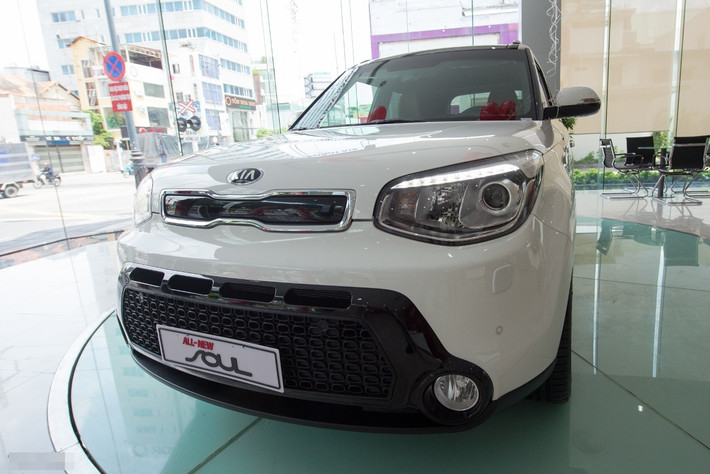 Kia Soul 2014 phân phối tại Việt Nam mang động cơ Nu 4 xi-lanh thẳng hàng 2.0 lít cho công suất tối đa 156 mã lực ở vòng tua 6200 vòng/phút và mô-men xoắn cực đại 192 Nm ở 4000 vòng/phút. Đây là bản động cơ mạnh mẽ nhất của dòng Soul. Động cơ này kết hợp cùng hộp số tự động 6 cấp giúp chiếc xe đạt tốc độ tối đa 186 km/h.