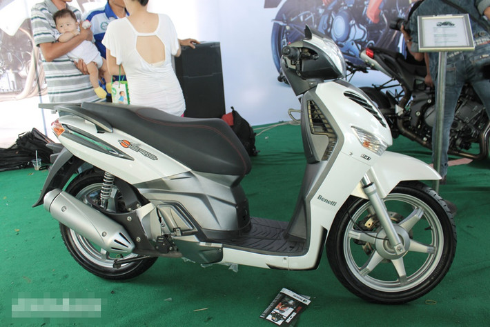 Mẫu xe Benelli Caffé Nero 150 chính thức có mặt trong Vietnam Motorbike Festival 2014 tổ chức tại TP HCM vừa qua. Mẫu xe mới sẽ sớm phân phối tại các đại lý trên khắp cả nước vào giữa tháng 8 tới, cạnh tranh mạnh mẽ với Honda SH sản xuất trong nước.