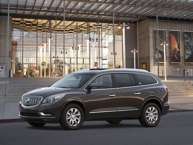 Crossover Buick Enclave với cụm đèn pha, cản và mui được cách tân, tấm tản nhiệt dạng thác đổ mạ chrome màu đen nổi bật, đèn LED bật ngày. Phía sau xe có đèn hậu LED mới, cản sau được thiết kế lại. Xe đề cao tính sang trọng cho người lái, phù hợp với cả giới văn phòng lẫn những tay chơi xe.
