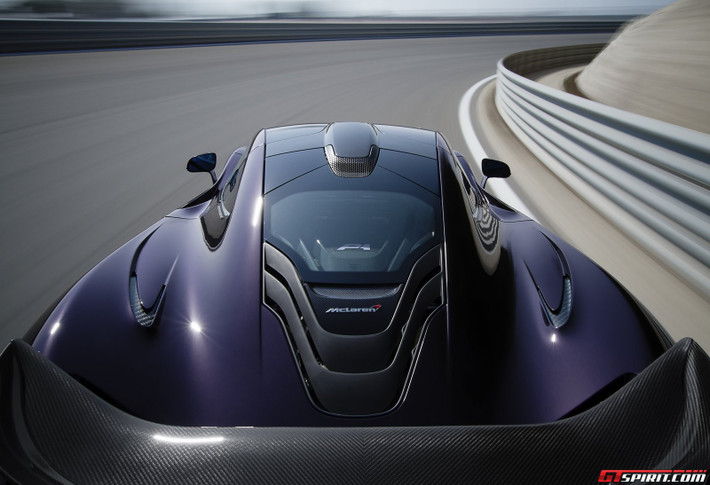 Những nét đột phá trong thiết kế của McLaren P1 GTR gồm có cánh đuôi cao chót vót và mạnh mẽ, bộ khuếch tán đuôi lớn hơn so với phiên bản P1 truyền thống. Lưng xe có lớp vẩy cá tính được thiết kế dựa trên những tính toán kỹ lưỡng về khí động học.