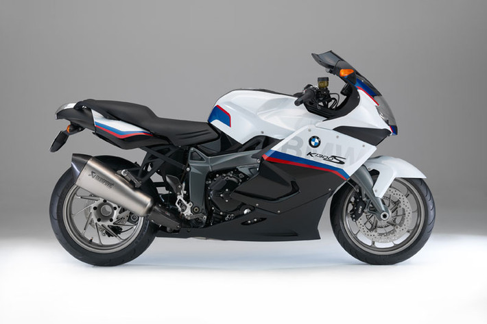 K 1300 S 2015 thuộc dòng xe Sport mạnh mẽ và hầm hố đúng theo phong cách xe đến từ nước Đức. Màu sắc xe khá độc đáo khi gam màu đen chiếm hoàn toàn nửa sau, còn nửa đầu lại được sơn màu trắng đối lập.