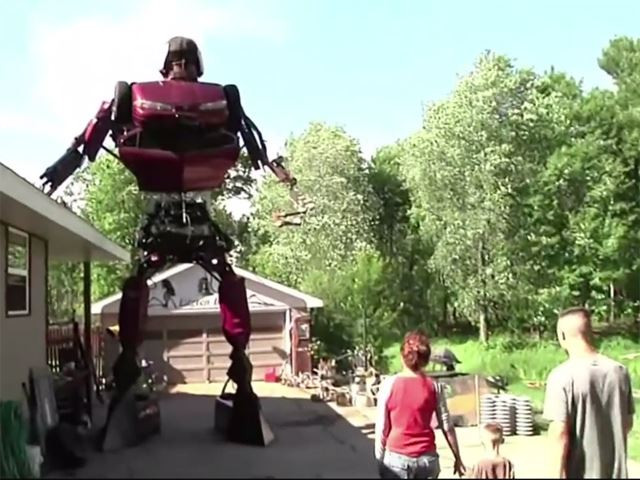 Ngay sau khi hoàn thành, chú robot nhanh chóng nổi tiếng khắp vùng và nhận được sự quan tâm của nhiều người. Có người ngỏ ý muốn mua lại nhưng chủ nhân chú robot đã từ chối.