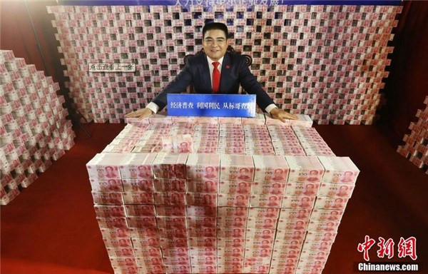 Ông Chen Guangbiao đã sử dụng 16 tấn tiền mặt có mệnh giá 100 tệ để trang trí phòng studio ở thành phố Nam Kinh, tỉnh Giang Tô vào đêm Giáng sinh.