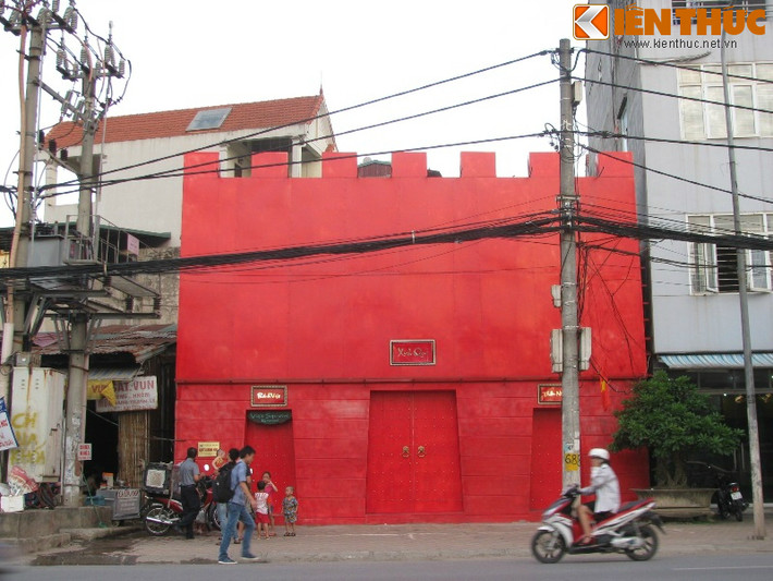 Người đi qua đường Lạc Long Quân (đoạn tiếp giáp đường Âu Cơ) không khỏi giật mình với ngôi nhà đỏ tựa như chiếc hình hộp ma quái. Đây có thể coi là ngôi nhà lòe loẹt nhất quận Tây Hồ vì toàn bộ bề mặt ngoài của nó được sơn màu đỏ chói.