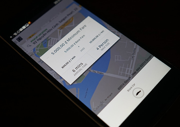Khi hành trình kết thúc, người "đi nhờ" sẽ đánh giá tài xế trực tiếp trong ứng dụng và Uber sẽ gửi một email chi tiết tất cả về hành trình, số tiền phải trả. Người dùng không cần trả tiền mặt cho tài xế mà khoản phí này sẽ được trừ vào thẻ tín dụng của người dùng lúc đăng ký dịch vụ.