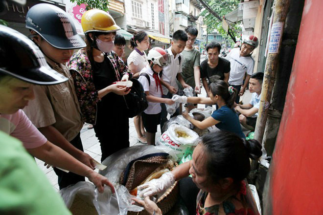 Cũng tại phố cổ Hà Nội, hàng xôi của chị Hiền trước cửa số nhà 44 phố Hàng Hòm (quận Hoàn Kiếm) bán với giá 5.000 đồng ngày nào cũng đông nghịt khách. Xôi cũng được đựng trong những rổ, thúng, bao tải bày bán trên vỉa hè.
