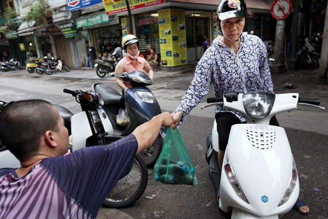Chè được đựng trong những chai nước Lavie, để trong nhiều bao tải bày bán trên vỉa hè. Khách hàng không chỉ là những người dân xung quanh mà còn có dân công sở, người đi đường và học sinh thì rất khoái món này vì vừa ngon vừa rẻ.
