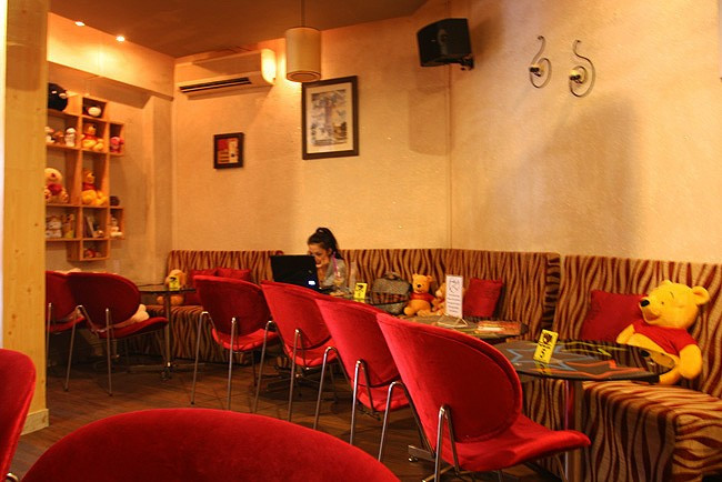 Tại TP HCM, mô hình kinh doanh cà phê buffet đang được hệ thống cửa hàng Mọi Mọi Cafe áp dụng. Chỉ cần bỏ ra khoảng 50 - 80.000 đồng, khách hàng có thể thưởng thức cà phê cùng các đồ ăn vặt khác như: bánh tráng chấm muối, trứng cuốn phô mai...