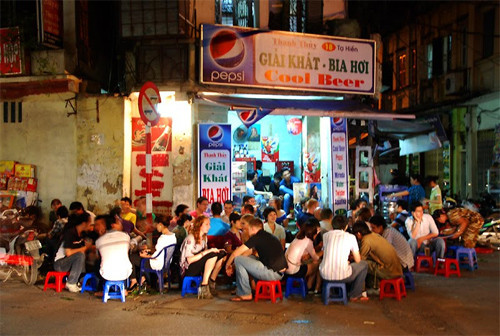 Cũng là thức uống giải khát, bia hơi vỉa hè ở phố Tạ Hiện (Hà Nội) cực hút khách, đặc biệt vào những ngày nắng nóng thì lượng khách đến đây đếm không xuể. Giá bia hơi ở đây chỉ 5.000 đồng/cốc, trong khi những nơi khác là 6.000 - 10.000 đồng. Trong một ngày, mỗi quán có thể tiêu thụ được khoảng 200 - 300 lít bia.