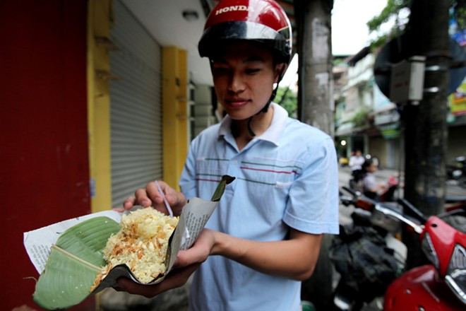Mỗi buổi sáng, hàng xôi của chị Hiền có thể bán trên dưới 2 tạ xôi chỉ trong vòng 2 tiếng.