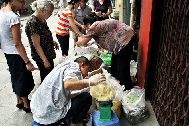 Không chỉ đa dạng các loại xôi như xôi xéo, xôi vò, xôi đỗ, xôi lạc mà chính hương vị thơm ngon của cách nấu xôi gia truyền làng nghề Phú Thượng của chị Hiền đã hấp dẫn khách mua. Có người mua ít, có người mua đến cả cân.