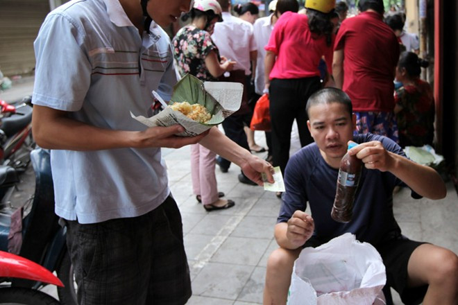 Mở cửa từ 6h sáng nhưng tới 8h, các chai chè đã được bán hết nhẵn. Với nhiều người đây là món giải khát mùa hè tuyệt vời, không ăn thì thấy nhớ, ăn vào thì chết mê.