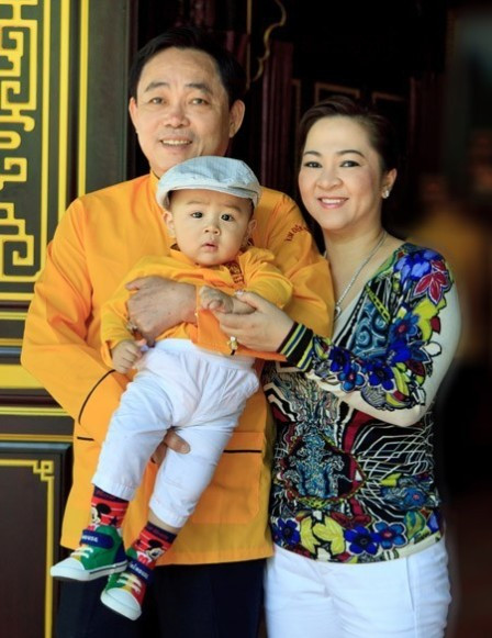 Đại gia Huỳnh Uy Dũng - chủ khu du lịch Đại Nam (tỉnh Bình Dương) gây sốc dư luận với việc chuyển giao toàn bộ tài sản cho cậu con trai mới 1 tuổi, được biết đến là người rất yêu thương gia đình.