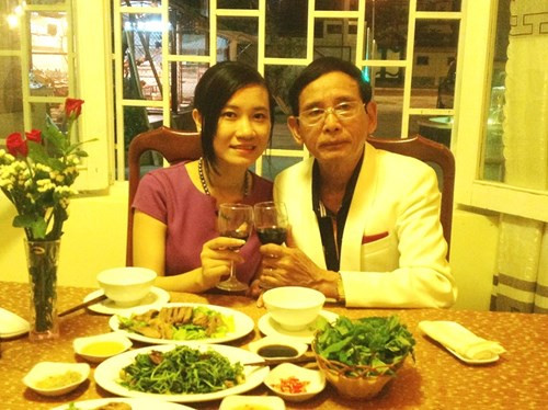 Nổi tiếng bởi các chiến tích, bởi sự chơi ngông và cưới 6 người vợ còn trinh, lão đại gia Lê Ân - chủ khu du lịch Chí Linh (tỉnh Bà Rịa - Vũng Tàu) khiến nhiều người không khỏi ngã ngửa. Hiện tại, ông Lê Ân đang sống rất hạnh phúc bên người vợ thứ 6 kém ông hơn 50 tuổi - cô Mai Thị Mai.