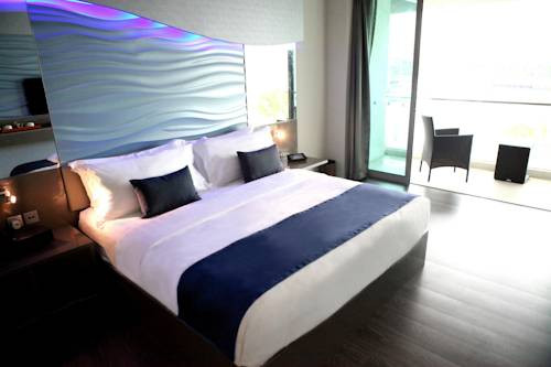 ONE˚15 Marina Club Singapore cung cấp các phòng nghỉ độc đáo, trên bờ sông hiền hòa và tuyệt đẹp. Tất cả các phòng nghỉ được trang bị Wi-Fi miễn phí, TV màn hình phẳng, máy pha cà phê...