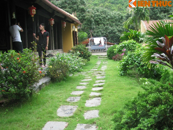 Ngôi nhà của anh Nguyễn Văn Long (ở thị trấn Cát Bà, huyện Cát Hải, TP Hải Phòng) khác biệt so với những ngôi nhà khác trong khu bởi nó được thiết kế và xây dựng theo lối kiến trúc nhà cổ của đồng bằng Bắc Bộ.