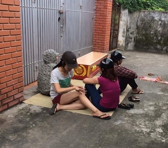 Cho rằng con trai ông Tôn Chí Hòa, khối 3, phường Cửa Nam, thành phố Vinh nhận số tiền lớn để chạy án nhưng bất thành, một nhóm người đã mang quan tài đi khắp phố và tới đặt trước cổng nhà ông Hòa, nhằm gây sức ép, bắt trả nợ.