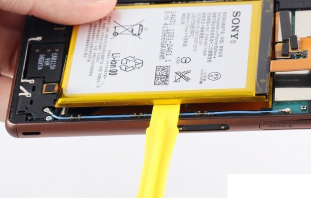 4. Pin: Pin của Z3 là 3100 mAh, giảm so với pin của Z2 (32mAh). Tuy nhiên, Sony cho biết với dung lượng này, Z3 vẫn đảm bảo hoạt động trơn tru trong 2 ngày, khi sạc đầy. Ngoài ra, máy có bộ xử lý Snapdragon 801 phiên bản mới, giúp quản lý năng lượng hiệu quả.