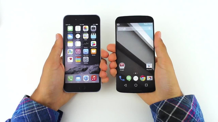 So với đối thủ iPhone 6 plus, Nexus 6 "nhỉnh" hơn về kích thước.