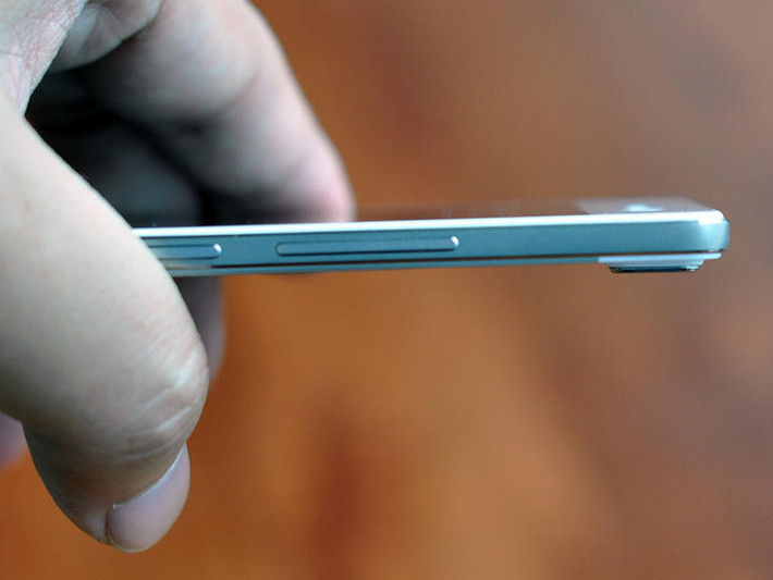 Vì được thiết kế siêu mỏng, trên Oppo R5 không có cổng tai nghe. Thay vào đó, khách hàng sẽ dùng giắc chuyển từ cổng MicroUSB sang tai nghe 3,5mm khi muốn nghe nhạc.