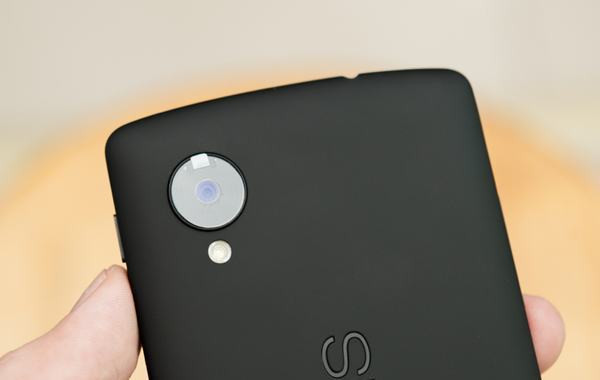 Máy có bộ nhớ RAM 3GB, camera sau 13 megapixel, camera trước 2 megapixel. Nexus 6 khác với dòng tiền nhiệm khi trang bị bộ nhớ trong mặc định 32 GB.