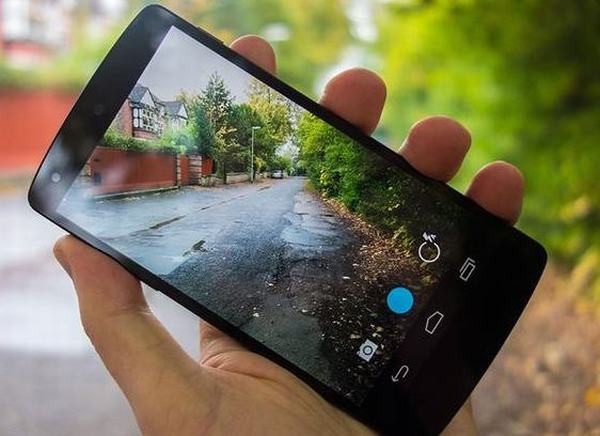 Theo đó, đại gia công nghệ Google đã thay áo cho Android một giao diện tối giản, trẻ trung, màu sắc nổi bật. Nexus 6 chạy Android 5.0 Lollipop có thêm tính năng tiết kiệm pin, kéo dài thời lượng sử dụng lên đến 90 phút.
