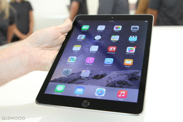 Bên cạnh đó, máy trang bị cảm biến vân tay Touch ID, hỗ trợ ví điện tử Apple Pay, thanh toán trong các ứng dụng và đại lý, cửa hàng bán lẻ đối tác của Apple. Bỏ ra 100 USD sở hữu Touch ID và màu sắc mới là điều nên xem xét, nhất là hiện chưa có nhiều ứng dụng và trang web tận dụng tính năng Touch ID.