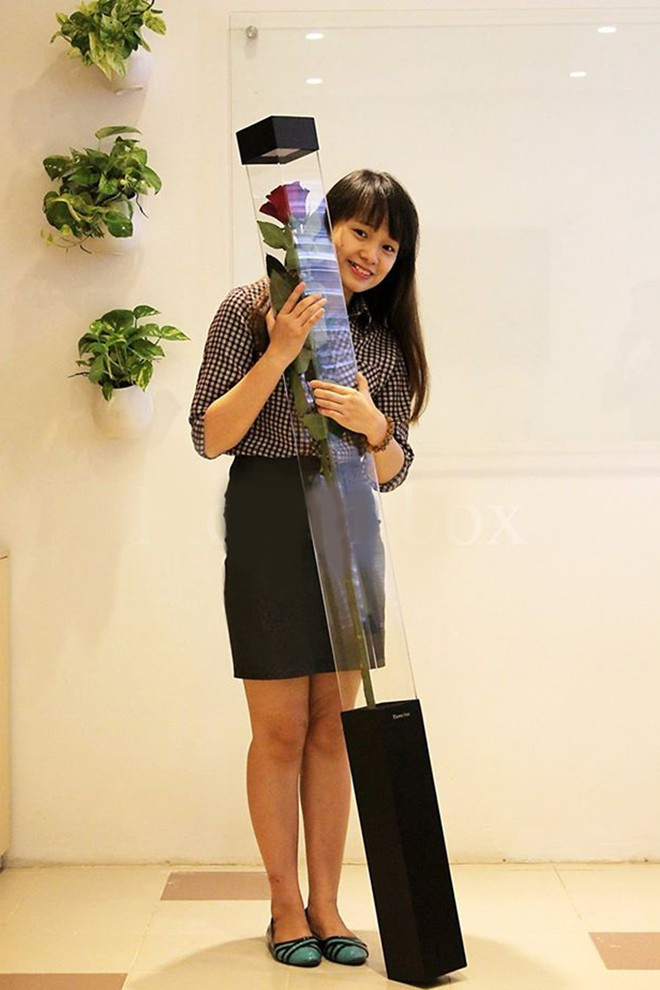 Bông hồng cao hơn đầu của một bạn nữ. Phải 2 người mới có thể vận chuyển bông hoa hồng lạ này đến với khách hàng.