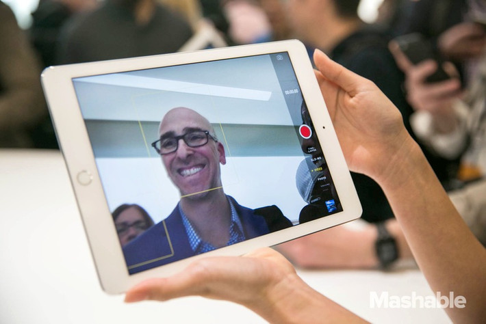 Mặc dù trang bị một máy ảnh tốt hơn với nhận diện khuôn mặt FaceTime khi chụp ảnh tự sướng, tuy nhiên, với tín đồ chụp ảnh, các dòng máy tính bảng không phải là lựa chọn hàng đầu. Air iPad 2 cũng vậy. Nếu đưa yếu tố camera vào quyết định mua máy, bạn nên cân nhắc.