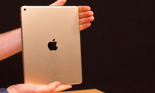 iPad 2 nhẹ hơn 32g so với dòng tiền nhiệm (iPad Air nặng 437g, trong khi iPad 2 là 469 g). Đây là điều kiện lý tưởng cho khách hàng yêu thích thiết kế siêu mỏng và nhẹ của máy tính bảng.