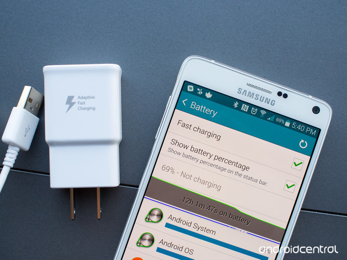 7. Sạc pin nhanh ấn tượng: Công nghệ AFC - Adaptive Fast Charge (sạc nhanh) của Note 4 tiết kiệm thời gian sạc pin hơn trước rất nhiều, pin từ 0 - 50% trong vòng 30 phút.