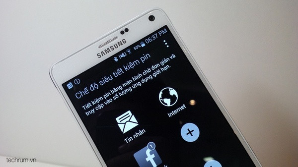8. Chế độ siêu tiết kiệm pin: Samsung trang bị tính năng “siêu tiết kiệm” pin cho chiếc Note 4. Khi sử dụng chế độ, các ứng dụng và kết nối không cần thiết sẽ được lược bỏ, màn hình chuyển sang trắng đen, giúp pin "trụ" lâu hơn.