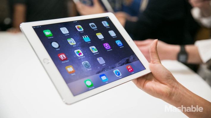 2. Hiển thị: Không thay đổi kích thước so với iPad Air (màn hình 9,7 inch độ phân giải 2048 x 1536), tuy nhiên, Air 2 lớp phủ chống phản chiếu mới, làm giảm phản xạ khỏi màn hình.