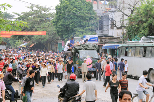 Cũng trong năm 2013: cho rằng y bác sĩ Bệnh viện Đa khoa huyện Thiệu Hóa (Thanh Hóa) làm việc tắc trách, khiến sản phụ Nguyễn Thị Xuân (40 tuổi) chết tức tưởi. Sau hơn 1 ngày tập trung phản ứng tại bệnh viện, người thân tiếp tục đưa quan tài sản phụ đến nhà riêng ông Lê Xuân Dũng (Phó giám đốc bệnh viện Thiệu Hóa) gây áp lực. Ảnh: Lê Hoàng.