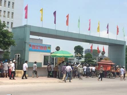 Vụ việc làm giao thông tắc nghẽn hàng giờ đồng hồ, tuy nhiên, sau khi được cơ quan điều tra làm rõ nội dung sự việc, khoảng 14h20 phút cùng ngày, gia đình nạn nhân và người dân đã giải tán khỏi trụ sở công an.